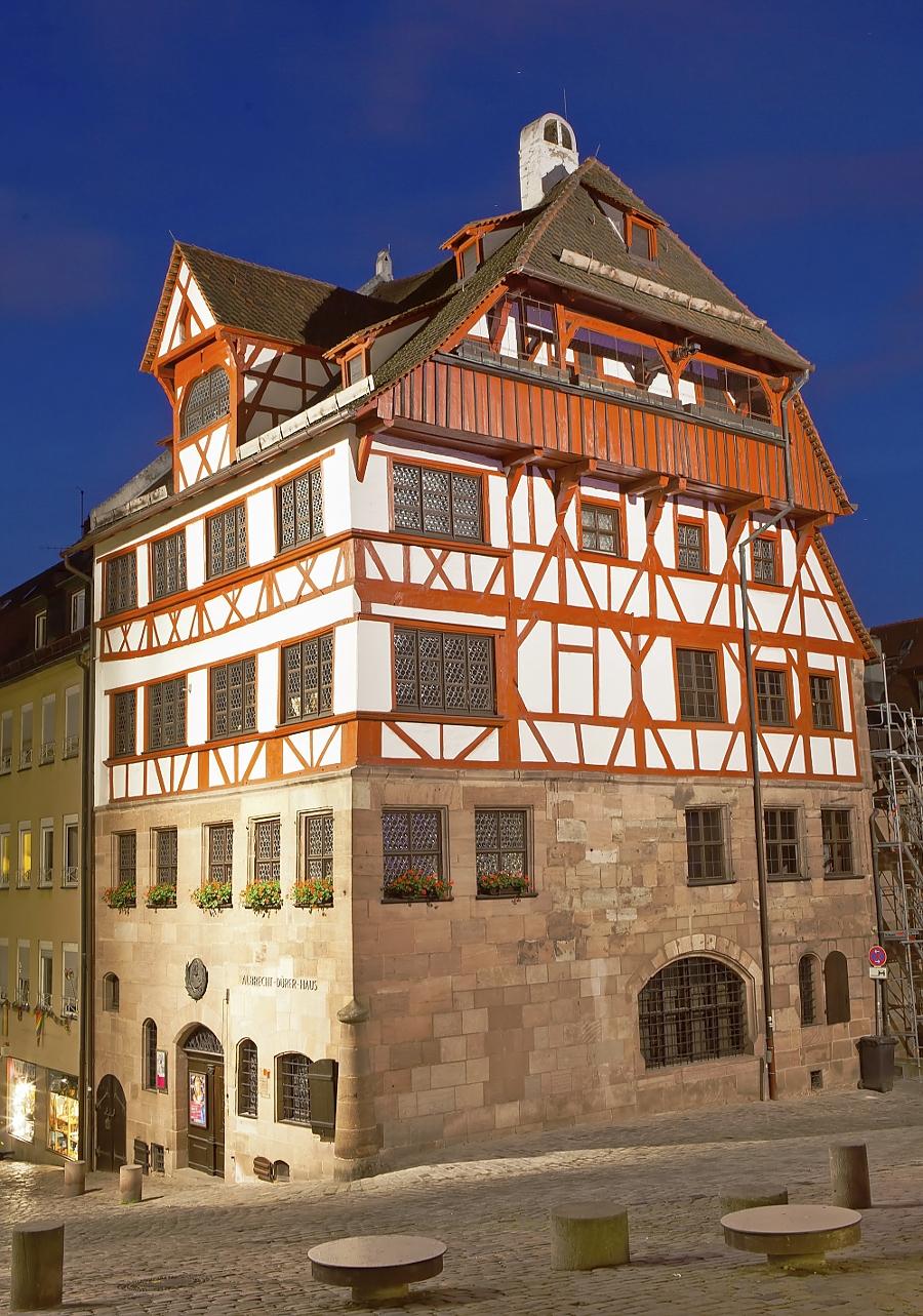 "Sommerzeit ist keine Museumszeit", sagt Ingrid Bierer, die Direktorin der städtischen Museen. Die wenigstens Häuser seien klimatisiert, die Menschen gingen lieber zum Baden. Aber die Sommerzeit sei auch Tourismuszeit. "Wir haben Gäste aus aller Welt." Dürerhaus und Spielzeugmuseum etwa seien von Asiaten überrannt worden, "die dann schon mal erschöpft auf einem Stuhl im Foyer einschlafen. Man hat immer wieder das Gefühl: Europa in fünf Tagen ist eben doch kein Witz!"