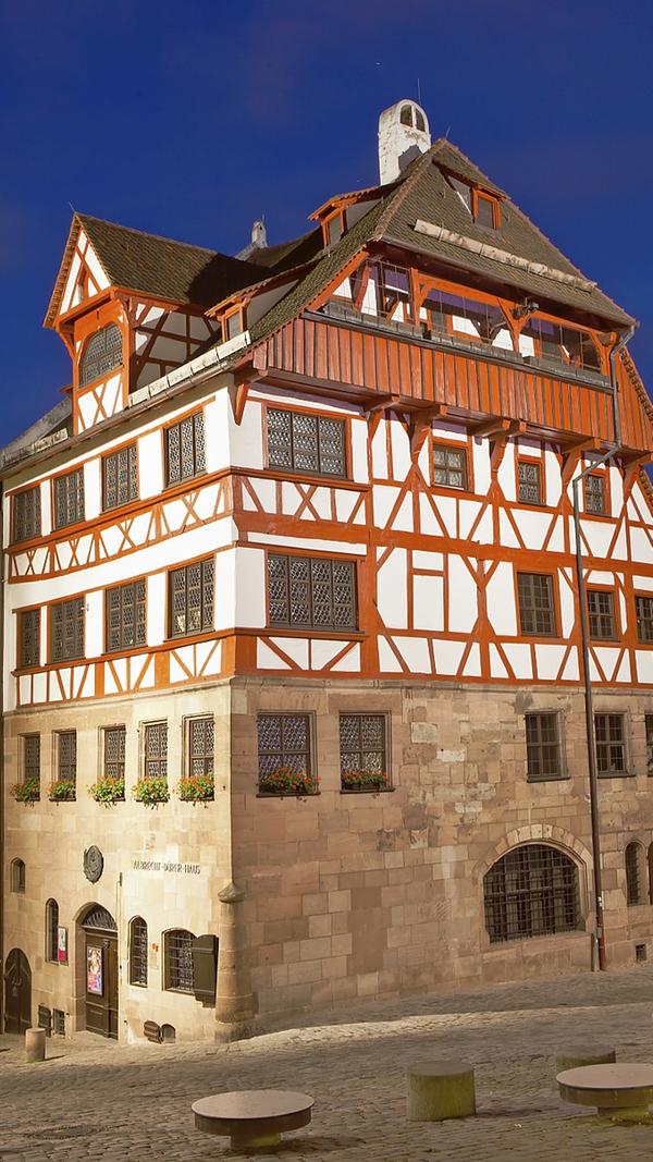 "Sommerzeit ist keine Museumszeit", sagt Ingrid Bierer, die Direktorin der städtischen Museen. Die wenigstens Häuser seien klimatisiert, die Menschen gingen lieber zum Baden. Aber die Sommerzeit sei auch Tourismuszeit. "Wir haben Gäste aus aller Welt." Dürerhaus und Spielzeugmuseum etwa seien von Asiaten überrannt worden, "die dann schon mal erschöpft auf einem Stuhl im Foyer einschlafen. Man hat immer wieder das Gefühl: Europa in fünf Tagen ist eben doch kein Witz!"