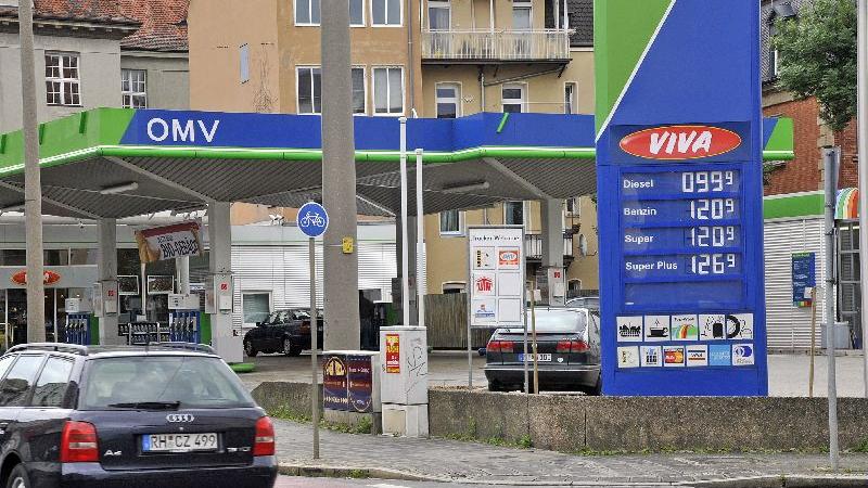 2009 ein letztes Durchatmen, bevor es in geradezu atemberaubende Höhen gehen sollte. Für ca. 1,20 Euro konnten sich Autofahrer an dieser Tankstelle rüsten...