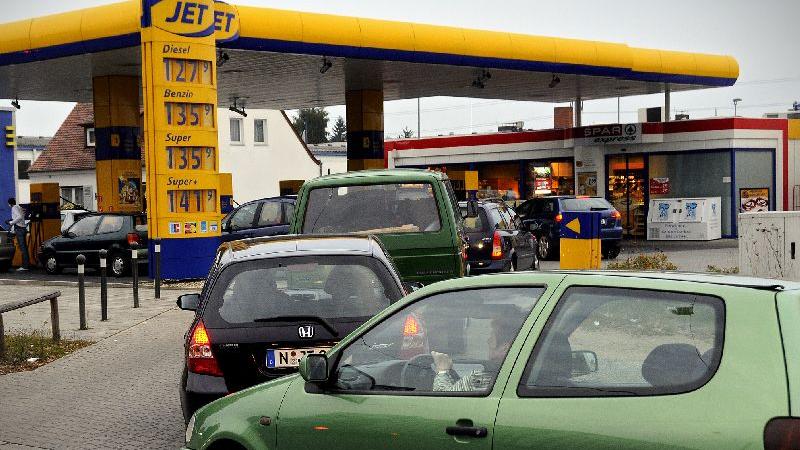 Nur ein Jahr später - 2008 - drängten Autobesitzer zu den Tankstellen, wenn die Anzeige bei "nur" 1,36 Euro lag. Der Grund war der ungebrochene Anstieg des Spritpreises, der in diesem Jahr auch schon mal die 1,50-Euro-Marke überschreiten konnte.