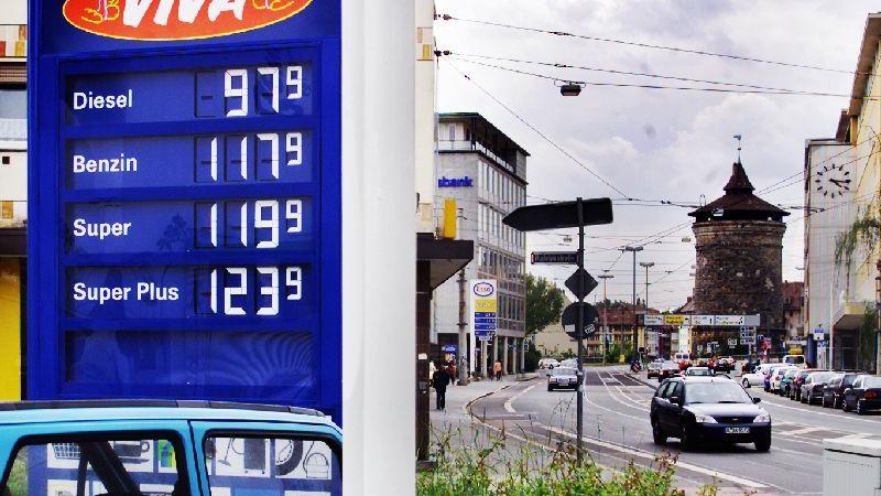 Zum Leidwesen der Autofahrer blieb es aber nicht bei Beträgen von etwa einem Euro. 2004 streckte sich der Benzinpreis schon Richtung 1,20 Euro.