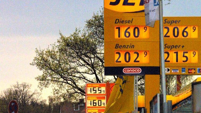 Im letzten Jahr der D-Mark - 2001 - stöhnten wohl viele Autofahrer, wenn der Benzinpreis die 2-Mark-Marke knackte. Umgerechnet ist das aber noch viel günstiger als die Beträge, die heute für den Kraftstoff hingeblättert werden müssen.
