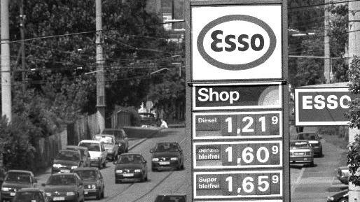 Vier Jahre später - 1998 - zeigte sich der Benzinpreis mit 1,60 DM schon fast zukunftsweisend: Den Anblick dieses Betrags auf den Anzeigetafeln sind wir auch heutzutage durchaus gewohnt... nur, dass die Währung inzwischen eine andere ist.