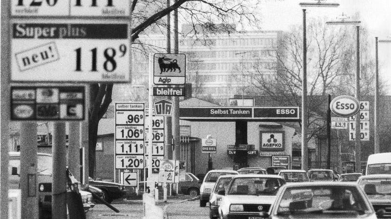 Die Kampagne des Düsseldorfers hatte offensichtlich keinen nachhaltigen Erfolg. Ende der 80er Jaher, genauer gesagt im Jahr 1989, kostete der Liter Benzin schon über eine Mark.