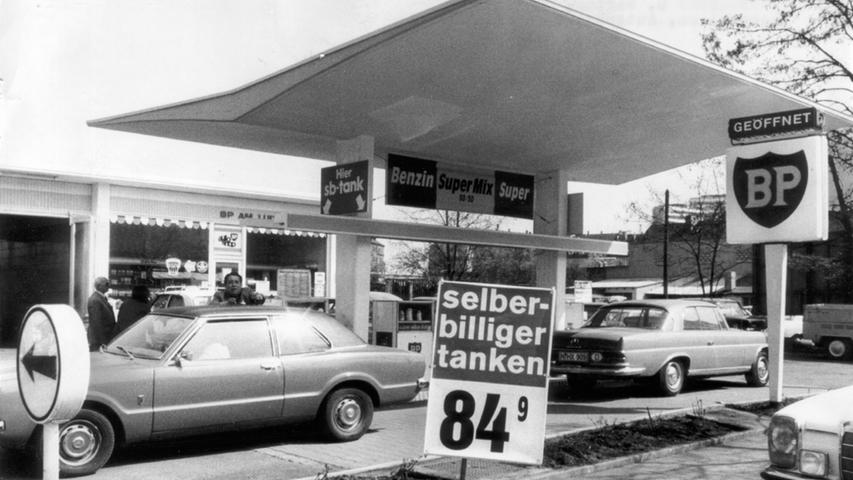 "Selber billiger Tanken" - das war bei einem Spritpreis von gerade mal knapp 85 Pfennig (!) die Devise an deutschen Tankstellen im Jahr 1979. Davon können heutige Autofahrer nur träumen. Wir zeigen die Geschichte der Benzinpreis-Klettertour der letzten 20 Jahre.