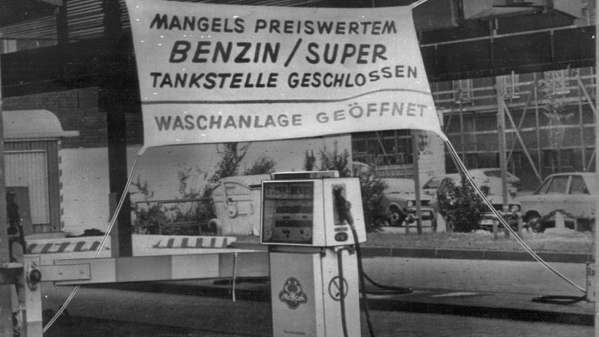 Dumm nur, dass schon in den Siebziger Jahren der Spritpreis in die Höhe strebte. Das wollten besonders kulante Tankstellenpächter ihren Kunden wohl nicht antun. Diese Tanke in Düsseldorf stoppte kurzerhand den Verkauf des für damalige Verhältnisse überteuerten Benzins.