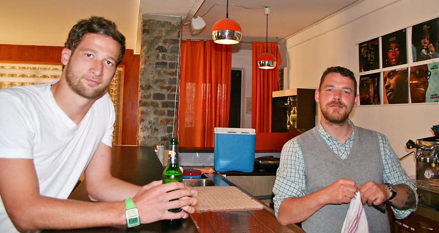 Stammgast Chris Mertel (30, links) ist mindestens zwei bis drei Mal in der Woche in der Mono Bar in der Grasersgasse anzutreffen. "Mir gefällt das Publikum hier, viele Musiker und Künstler", sagt er. Zu den anregenden Gesprächen mit Gleichgesinnten trinkt er "gutes Landbier", zum Beispiel Huppendorfer , oder auch mal einen Gin Tonic. Als Sänger der Hersbrucker Indie-Band Yucca schätzt er auch das abwechslungsreiche Bar-DJing - mit gutem alten Vinyl. Wirt Heiko Preischl kennt der 30-Jährige nun schon seit gut sieben Jahren. "Man sieht sich oft und fährt auch mal zusammen mit dem Roller rum - Mates halt!" Chris findet vor allem auch die zentrale Lage der Mono Bar an der Feiermeile Klaragasse optimal. "Zu Beginn des Abends kann man hier im Biergarten schön ein paar Bierchen trinken und dann noch steil gehen." Stammgast Chris Mertel (30, links) ist mindestens zwei bis drei Mal in der Woche in der Mono Bar in der Grasersgasse anzutreffen. "Mir gefällt das Publikum hier, viele Musiker und Künstler", sagt er. Zu den anregenden Gesprächen mit Gleichgesinnten trinkt er "gutes Landbier", zum Beispiel Huppendorfer , oder auch mal einen Gin Tonic. Als Sänger der Hersbrucker Indie-Band Yucca schätzt er auch das abwechslungsreiche Bar-DJing - mit gutem alten Vinyl. Wirt Heiko Preischl kennt der 30-Jährige nun schon seit gut sieben Jahren. "Man sieht sich oft und fährt auch mal zusammen mit dem Roller rum - Mates halt!" Chris findet vor allem auch die zentrale Lage der Mono Bar an der Feiermeile Klaragasse optimal. "Zu Beginn des Abends kann man hier im Biergarten schön ein paar Bierchen trinken und dann noch steil gehen."