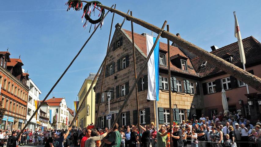 Nachdem der Baum aufrecht stand, startete kurze Zeit später der Festbetrieb der Zirndorfer Kirchweih.