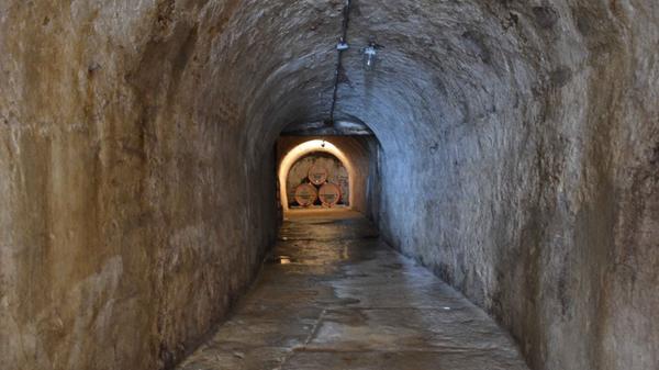 Keller ist normalerweise die Bezeichnung für die unter der Erde liegenden Bauteile eines Hauses, doch in vielen Gegenden Frankens geht man nicht in, sondern auf den Keller. Die ungewohnte Präposition rührt von den Bierkellern, die speziell im Raum Bamberg und im Erlanger Burgberg erstaunlich große Ausmaße haben und in denen ohne zusätzliche Kühlung das ganze Jahr über Temperaturen von etwa acht Grad Celsius herrschen. Über den Kellern wurden schattenspendende Kastanienbäume gepflanzt und Tische und Bänke aufgestellt. Was in Südbayern der Biergarten ist, ist in Franken also der Keller.