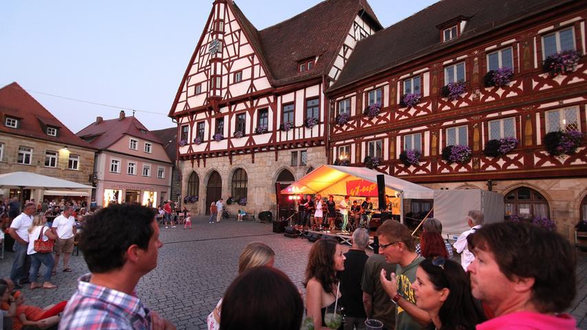 Bei wunderbarer Atmosphäre und sommerlichen Temperaturen genossen die Besucher von "Überall Musik" das Flair der Forchheimer Altstadt und fetzige Klänge.