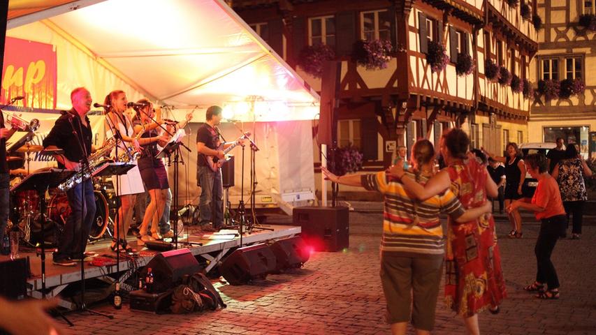 Bei wunderbarer Atmosphäre und sommerlichen Temperaturen genossen die Besucher von "Überall Musik" das Flair der Forchheimer Altstadt und fetzige Klänge.