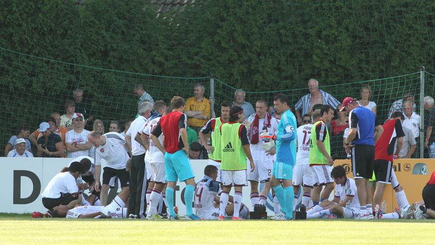 Durch den Treffer von Robert Mak in der 80. Minute zittert sich der 1. FC Nürnberg in die Verlängerung. Schiedsrichter Robert Kempter gewährt beiden Mannschaften ein paar Minuten zum Durchschnaufen.