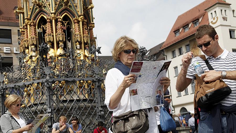 Touristen bevölkern in den Sommermonaten — wie hier am Hauptmarkt oder auf der Kaiserburg — die Gassen und Plätze Nürnbergs und lassen viel Geld in der Stadt.