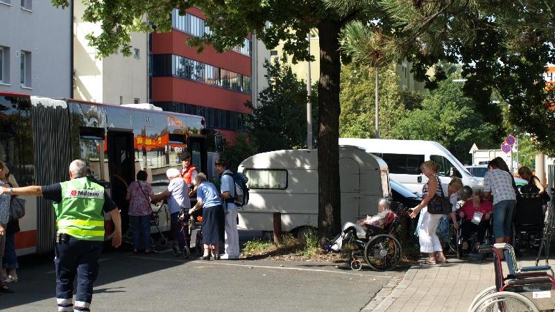 ... mit Bussen, Behindertentransporten oder Krankenwagen in den Jacobus-von-Hauck-Stift in der Herbartstraße oder in das Philipp-Kittler-Heim gebracht.