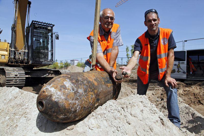 Nur etwa drei Wochen zuvor wurde an der Ecke Groland-/Uhlandstraße eine Fliegerbombe gefunden. Bis zu 4000 Anwohner mussten für die Entschärfung evakuiert werden.