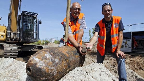 Nur etwa drei Wochen zuvor wurde an der Ecke Groland-/Uhlandstraße eine Fliegerbombe gefunden. Bis zu 4000 Anwohner mussten für die Entschärfung evakuiert werden.
