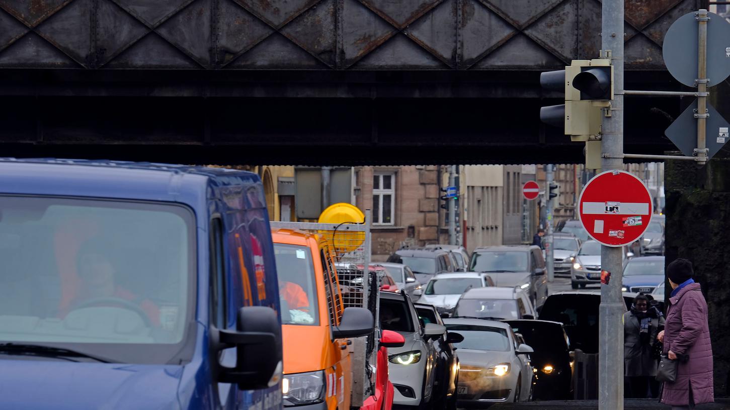 Gleich mehrere Aktivistengruppen fordern von der Stadt Nürnberg ein radikales Umdenken bei der Verkehrspolitik. Anlass sind die viel zu hohen Abgaswerte in der Luft - gerade an stark befahrenen Orten wie die Rothenburger Straße.