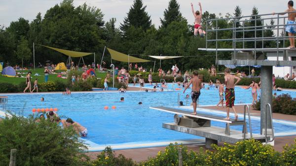 Im beheizten Freibad gibt es jede Menge Sport- und Freizeitmöglichkeiten. Das 2000 sanierte Freibad bietet unter anderem zwei Sprungtürme und ein Beach-Volleyball-Feld. Informatione zu Eintrittpreisen und Öffnungszeiten finden sich hier.