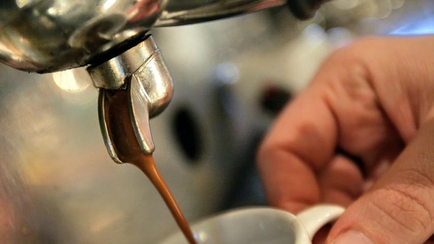 Obwohl die Kännchen sich später zu großen Maschinen mit externen Siebträger entwickelten, das Prinzip, den Kaffee mit Wasserdampf in die Tassen zu pressen, war ganz anders als das Filtersystem. 