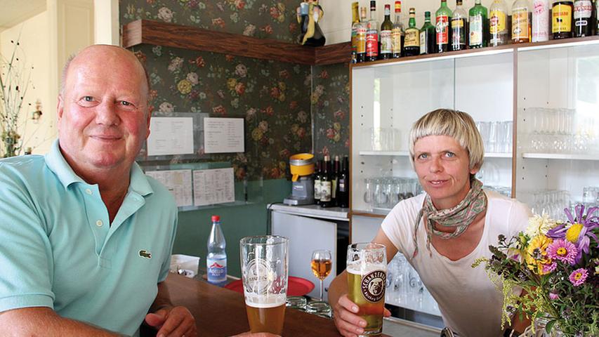 Man trifft den Rentner Michael Syga fast jeden Tag in seinem Stamm-Café, dem Salon Regina auf der Fürther Straße 64 in Nürnberg-Gostenhof an. "Meistens komme ich gegen ein Uhr mittags her, um ein Schwätzchen zu halten und ein Weißbier zu trinken", sagt er. Er schätzt am "Salon Regina" das gemischte Publikum aus älteren und jüngeren Gästen und die angenehme Atmosphäre. "Man kann hier gut entspannen". Das schätzt nicht nur Michael. "Wir haben viele Stammgäste", erzählt Wirtin Heike Stahl (48), die das Café seit acht Jahren betreibt und von ihren Gästen "Frau Regina" genannt wird. Man trifft den Rentner Michael Syga fast jeden Tag in seinem Stamm-Café, dem Salon Regina auf der Fürther Straße 64 in Nürnberg-Gostenhof an. "Meistens komme ich gegen ein Uhr mittags her, um ein Schwätzchen zu halten und ein Weißbier zu trinken", sagt er. Er schätzt am "Salon Regina" das gemischte Publikum aus älteren und jüngeren Gästen und die angenehme Atmosphäre. "Man kann hier gut entspannen". Das schätzt nicht nur Michael. "Wir haben viele Stammgäste", erzählt Wirtin Heike Stahl (48), die das Café seit acht Jahren betreibt und von ihren Gästen "Frau Regina" genannt wird.