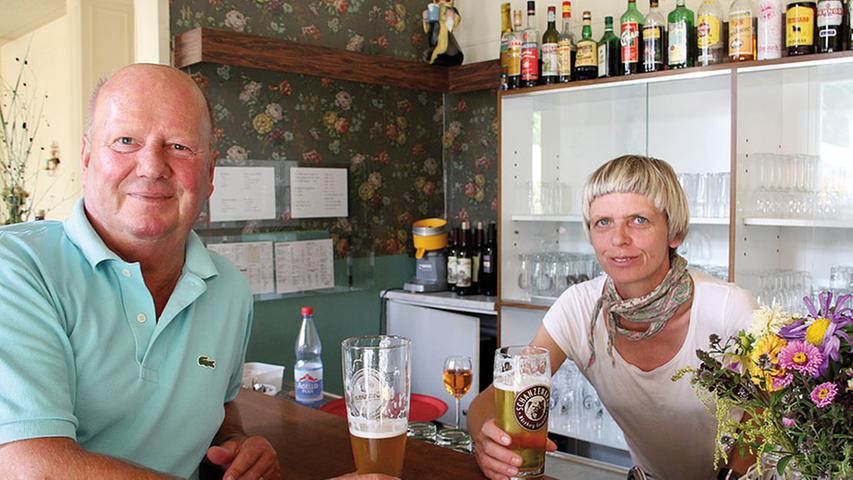 Man trifft den Rentner Michael Syga fast jeden Tag in seinem Stamm-Café,  dem Salon Regina auf der Fürther Straße 64 in Nürnberg-Gostenhof an. "Meistens komme ich gegen ein Uhr mittags her, um ein Schwätzchen zu halten und ein Weißbier zu trinken", sagt er. Er schätzt am "Salon Regina" das gemischte Publikum aus älteren und jüngeren Gästen und die angenehme Atmosphäre. "Man kann hier gut entspannen". Das schätzt nicht nur Michael. "Wir haben viele Stammgäste", erzählt Wirtin Heike Stahl (48), die das Café seit acht Jahren betreibt und von ihren Gästen "Frau Regina" genannt wird.