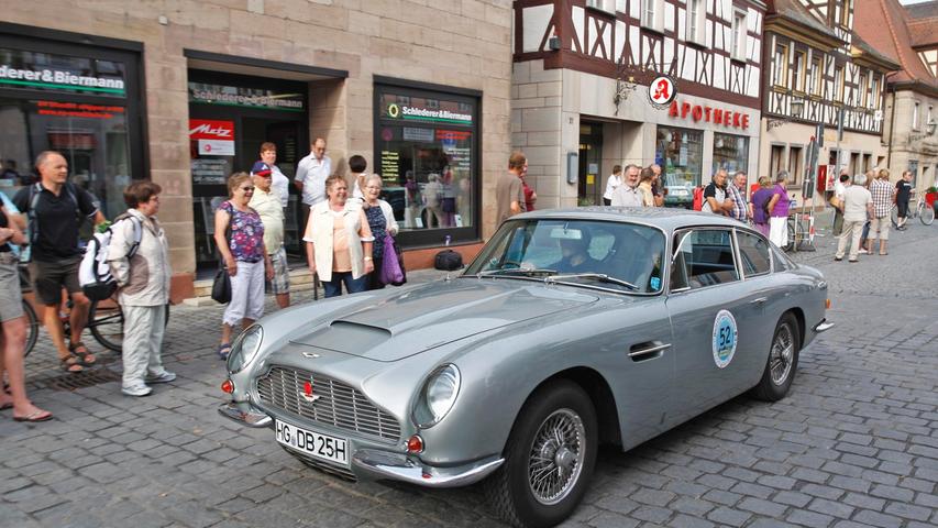 Sein Name ist Bond, James Bond? Nicht ganz. Während der berühmteste Geheimagent ihrer Majestät einen Aston Martin DB5 fuhr, handelt es sich hierbei um einen DB6.