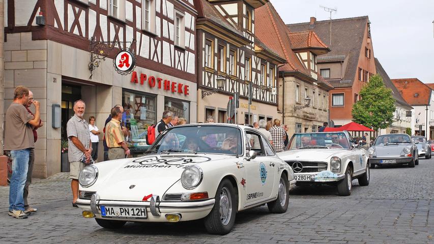 Bis heute wohl der bekannteste deutsche Sportwagen: Der Porsche 911 - hier in der Straßenversion...