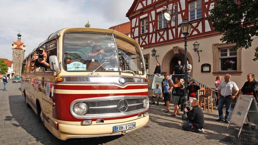 Auch größere Kaliber drehten ihre Runde durch Herzogenaurach: Ein Mercedes Bus.