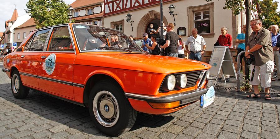 Unglaublich aber wahr: In den 70ern zahlten Autofahrer sogar Aufpreis, wenn sie ihr Auto in einer "Signalfarbe" bestellten. Das beeinträchtigt die Schönheit dieses 5er BMW allerdings nur wenig.