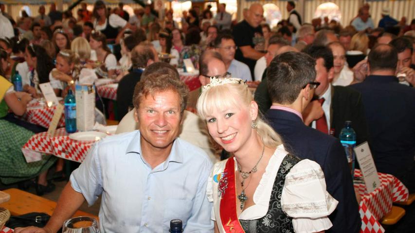 Der Landtagsabgeornete Herrmann Imhof (CSU) und Volksfestkönigin Andrea Konn haben gut Lachen.