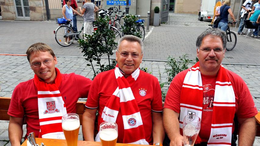 Auch einige Bayern-Anhänger mischten sich in der Gustavstraße unter die zahlreichen Fans.