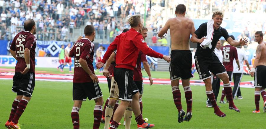 Wer nicht hüpft, der ist ein Fürther: Zu diesem Fangesang feierten die Club-Spieler den geglückten Bundesligaauftakt und die gelungene Wiedergutmachung nach der Pleite gegen Havelse im Pokal. Mit 1:0 hat der 1. FC Nürnberg am 1. Spieltag der Fußball-Bundesliga beim Hamburger SV gewonnen.