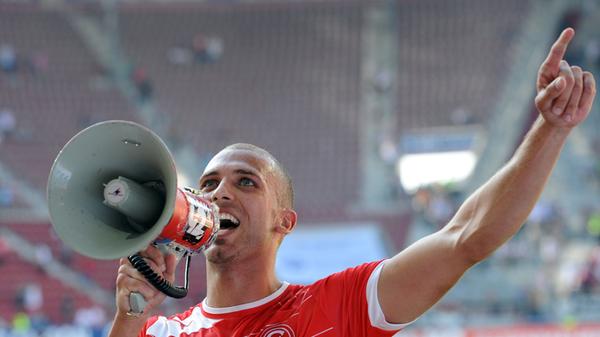 Im Jahr 2009 kam Dani Schahin zum Kleeblatt und auf 24 Einsätze sowie ein Tor. Für den Rest der Saison 2010/11 wechselte der heute 31-Jährige im Januar 2011 zu Dynamo Dresden. Ein Jahr schnürte Dani Schahin nach seiner Rückkehr nach Fürth noch einmal seine Fußballschuhe fürs Kleeblatt. Ein Jahr, in dem die Spielvereinigung den Weg ins Fußball-Oberhaus ging, den weiteren danach aber ohne Schahin. Den in Donezk (Ukraine) geborenen Deutschen zog es in der Folgespielzeit zu Fortuna Düsseldorf und dann weiter nach Mainz. Fürs Kleeblatt traf der Stürmer in 14 Zweitligapartien und einem DFB-Pokal-Einsatz einmal. Schahin hat mittlerweile seine Fußballschuhe an den Nagel gehängt.