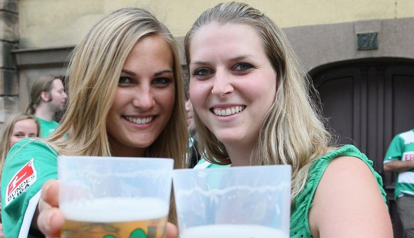Diese beiden Damen stießen mit einem Bier im Kleeblatt-Becher auf das Fürther Bundesliga-Abenteuer an.