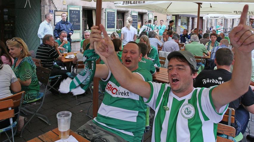 Ihre Mannschaft hat das Auftaktspiel zwar mit 0:3 verloren, die Stimmung ließen sich die Kleeblatt-Fans dennoch nicht verderben. So feierten sie nach Spielende ausgelassen und friedlich in der Gustavstraße.