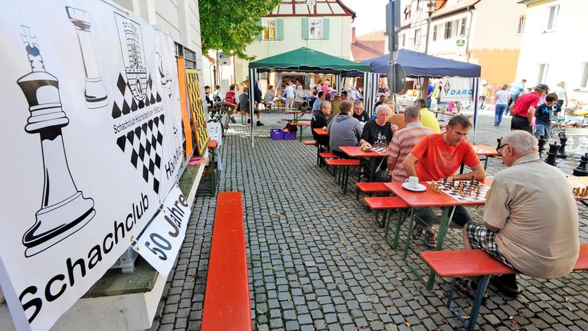 Hier ist höchste Konzentration angesagt: Der Schachclub Höchstadt veranstaltet anlässlich seines 50. Jubiläums ein Turnier in den Gassen der Altstadt.
