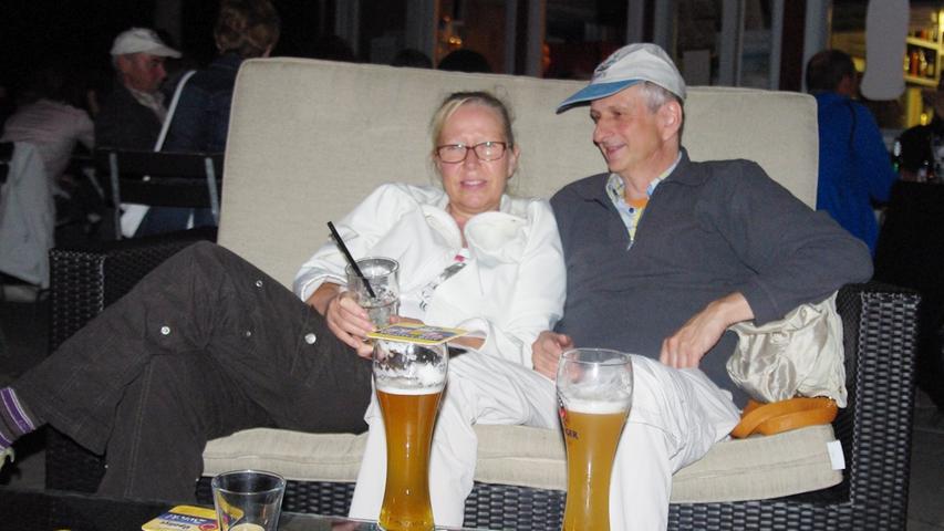 Ronald und Sieglinde Beger aus Monheim kommen gern an den Altmühlsee. Sie ließen es sich in der Lounge „bei Günther“ am Seezentrum Wald  gut gehen.