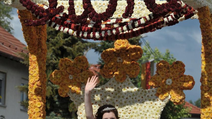 Das Blumenfest in Röthenbach lockte wieder zehntausende Schaulustige an. Blumenkönigin Nicole Häring führte den Festumzug an.