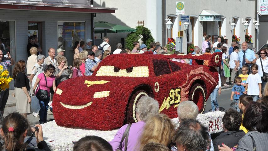 Die BRK-Bereitschaft Röthenbach nahm sich den Disney-Film "Cars" zum Vorbild und fertigte ein Rennauto aus leuchtend roten Blüten.