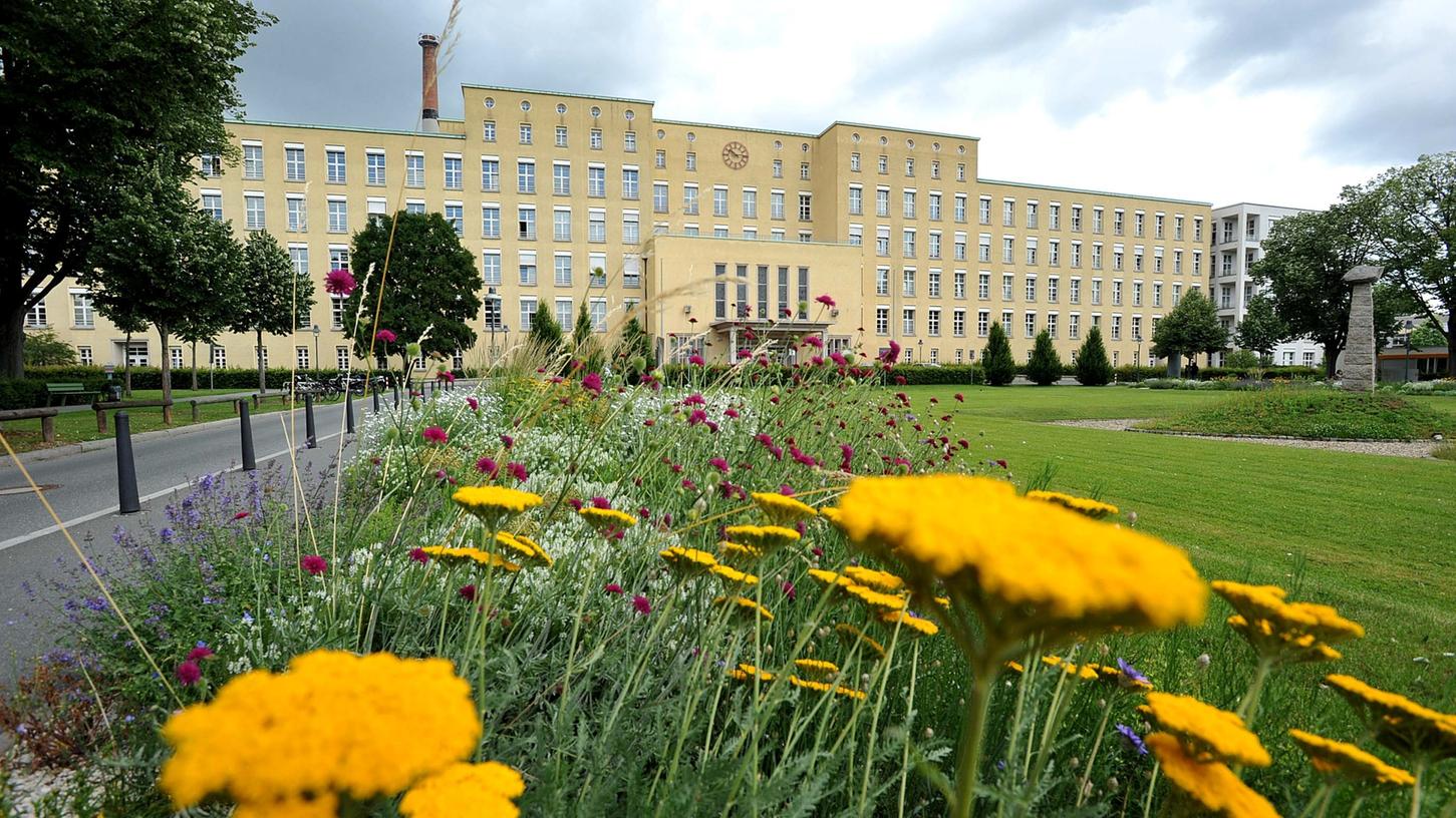 Die Infektionszahlen gehen nach unten, jetzt ist am Klinikum Fürth wieder mehr möglich: Jeder Patient kann wieder zwei Besucher sehen.