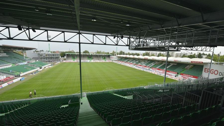 Der Ronhof, Heimat der SpVgg Greuther Fürth, wird in absehbarer Zeit einen neuen Namen bekommen. Der Ronhof, Heimat der SpVgg Greuther Fürth, wird in absehbarer Zeit einen neuen Namen bekommen.