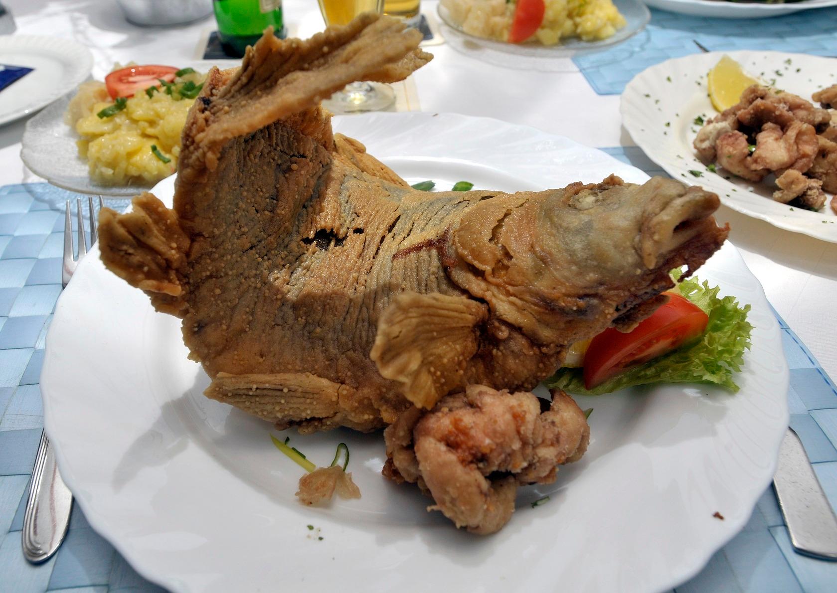 Es wäre heutzutage problemlos möglich, den beliebten Speisefisch ganzjährig auf den Tisch zu bekommen, doch die Tradition verbietet dies. Nur in Monaten die den Buchstaben "r" enthalten ist der Verzehr erlaubt.