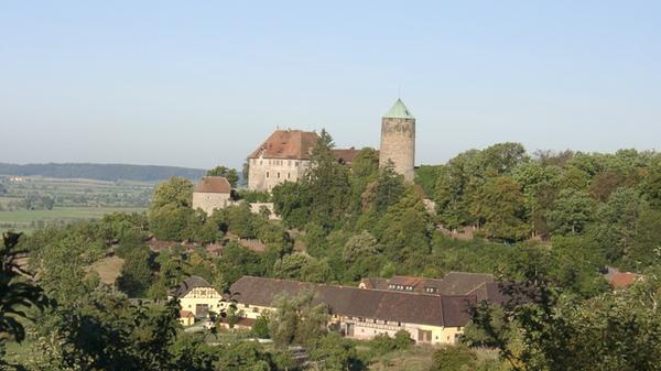 Der Wanderweg Europäische Wasserscheide in Franken folgt auf über 97 Kilometern dem Höhenzug des Naturparks Frankenhöhe. Er gehört zur Europäischen Wasserscheide, die bestimmt, in welche Richtung das Wasser jeder noch so kleinen Quelle fließt. Alle Infos zur Strecke und einzelnen Etappen gibt es hier.