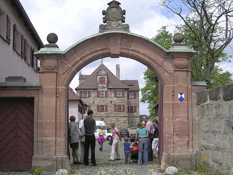 Schlosser Pfarrhaus Und Kirche Bilden Historischen Kern Erlangen Nordbayern De