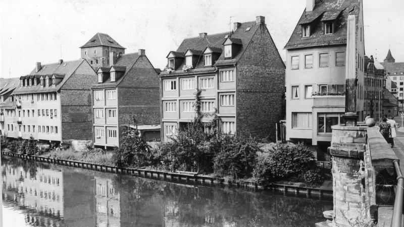 Die Fremden zeigen sich immer wieder angenehm überrascht vom Nürnberger Wiederaufbau. Besonders die Altstadt, die einst ein gewaltiger Trümmerberg war, hat sich "gemausert". Und doch sind viele Straßenzüge voller Lücken (Zum Artikel "Baulücken stören das Stadtbild")