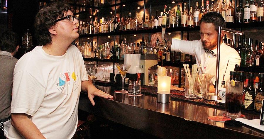 Bernhard ("Buddy") Zenger kommt aus Neumarkt und fährt regelmäßig extra nach Nürnberg, um seine Stammcocktail-Bar, die Rote Bar in der Peter-Vischer-Straße 2, zu besuchen. "Ich komme eigentlich immer hierher, wenn ich Lust auf einen guten Drink habe", erzählt Buddy. "Am liebsten trinke ich Daiquiri Mulata - eine Art Rum Sour mit Schoko - oder einen Hurricane." Die Rum-Drinks in der "Roten Bar" seien einfach unschlagbar. "Für mich gibt es drei Dinge, die eine gute Bar ausmachen: die Qualität der Drinks, die Atmosphäre und der Preis. Hier in der 'Roten Bar' passt das einfach alles - außerdem komme ich mit Barmanager Roman Horka (rechts im Bild) super zurecht", so das Fazit von Bernhard. Bernhard ("Buddy") Zenger kommt aus Neumarkt und fährt regelmäßig extra nach Nürnberg, um seine Stammcocktail-Bar, die Rote Bar in der Peter-Vischer-Straße 2, zu besuchen. "Ich komme eigentlich immer hierher, wenn ich Lust auf einen guten Drink habe", erzählt Buddy. "Am liebsten trinke ich Daiquiri Mulata - eine Art Rum Sour mit Schoko - oder einen Hurricane." Die Rum-Drinks in der "Roten Bar" seien einfach unschlagbar. "Für mich gibt es drei Dinge, die eine gute Bar ausmachen: die Qualität der Drinks, die Atmosphäre und der Preis. Hier in der 'Roten Bar' passt das einfach alles - außerdem komme ich mit Barmanager Roman Horka (rechts im Bild) super zurecht", so das Fazit von Bernhard.