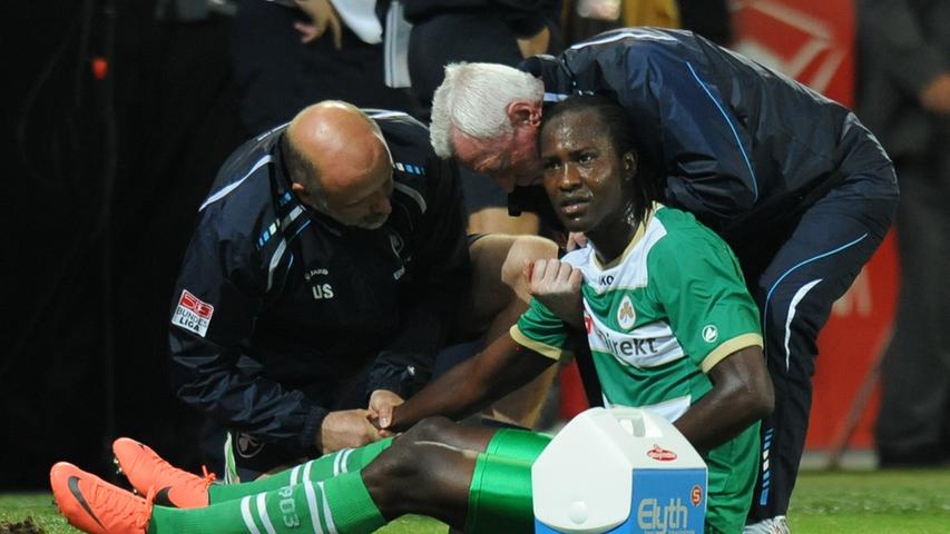 ... ihm das medizinische Team der SpVgg die Schulter wieder einrenken und Fall zunächst weiterspielen, doch in der 65. Minute musste der Senegalese dann doch verletzt ausgewechselt werden.