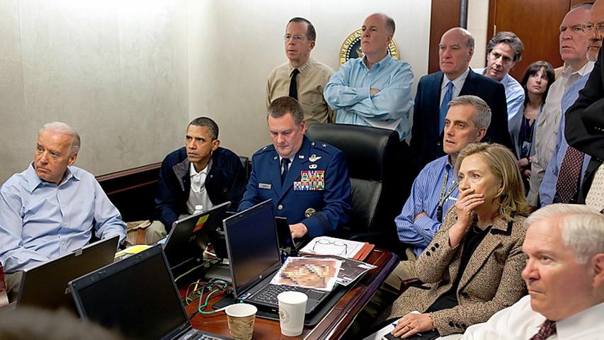 Dieses Foto geht um die Welt: Obama und sein Führungsteam verfolgen gebannt die Operation "Neptune’s Spear". Das Ziel: Osama bin Laden. Am 2. Mai 2011 töten US-Spezialeinheiten den Chef des Terrornetzwerks Al Kaida in Pakistan. Es ist der erfolgreiche Abschluss einer fieberhaften, jahrelangen Jagd, die nach den Terroranschlägen vom 11. September 2001 begann.