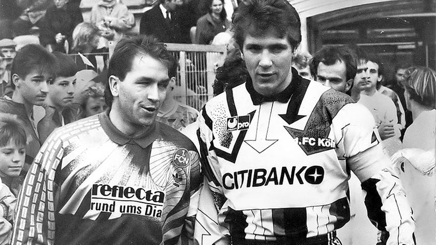 Als der 1. FC Köln am 31. Oktober 1992 - ein halbes Jahr später also - im Frankenstadion gastiert, ist das zugleich ein Duell der Torhüter. Noch genießt Bodo Illgner in der Nationalmannschaft das Vertrauen von Bundestrainer Berti Vogts, doch sitzt ihm mit dem Nürnberger Andreas Köpke ein ambitionierter - und nach Meinung vieler Experten besserer - Herausforderer im Nacken. Nachdem Hansi Dorfner in der 41. Minute bereits mit einem Elfmeter an Illgner gescheitert ist, zeigt Schiedsrichter Hartmut Strampe vier Minuten später erneut auf den Punkt. Diesmal nimmt Köpke die Sache selbst in die Hand. Unter dem Jubel der Fans und Als der 1. FC Köln am 31. Oktober 1992 - ein halbes Jahr später also - im Frankenstadion gastiert, ist das zugleich ein Duell der Torhüter. Noch genießt Bodo Illgner in der Nationalmannschaft das Vertrauen von Bundestrainer Berti Vogts, doch sitzt ihm mit dem Nürnberger Andreas Köpke ein ambitionierter - und nach Meinung vieler Experten besserer - Herausforderer im Nacken. Nachdem Hansi Dorfner in der 41. Minute bereits mit einem Elfmeter an Illgner gescheitert ist, zeigt Schiedsrichter Hartmut Strampe vier Minuten später erneut auf den Punkt. Diesmal nimmt Köpke die Sache selbst in die Hand. Unter dem Jubel der Fans und