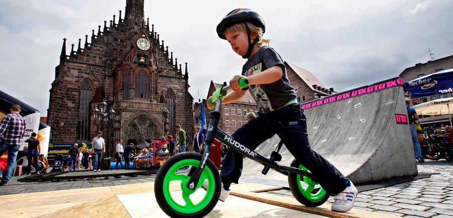 Radrennen für Anfänger: Auf dem Hauptmarkt konnten die Kleinen schon mal für zukünftige Altstadtrennen üben.